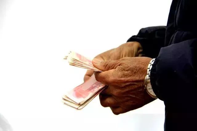 共华镇中心小学,在核对完情况后,周雅芬老师将2000元现金归还给了老人