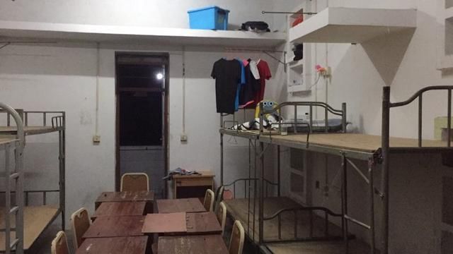 生开学第一天哭着要退学复读,妈妈看到宿舍照