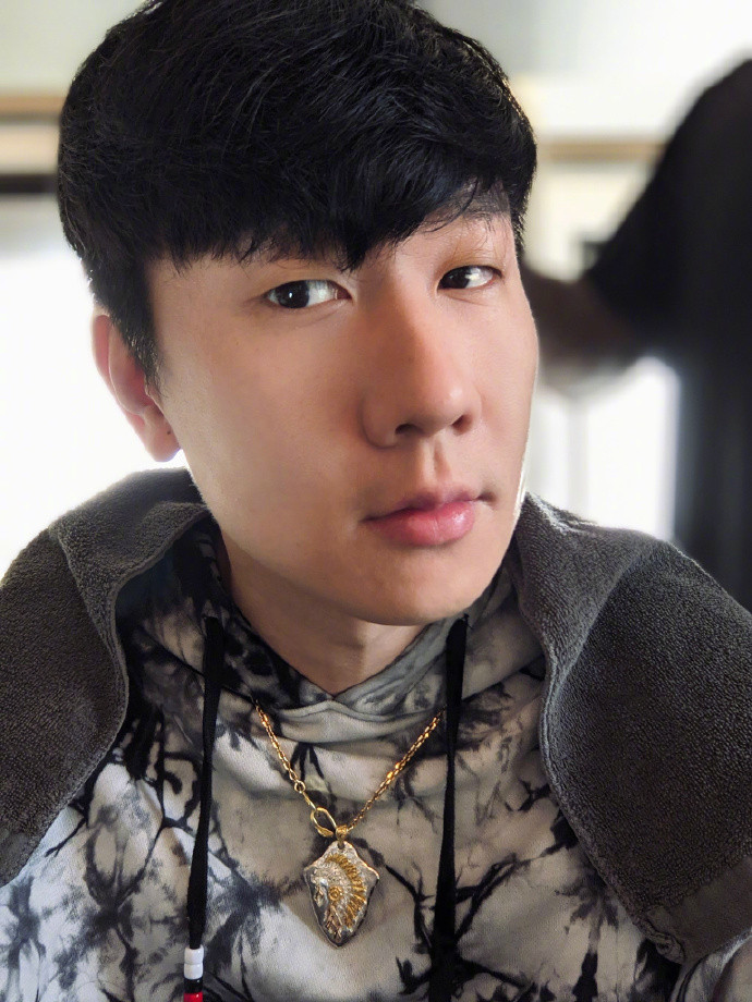 林俊杰怼脸自拍 网友:像极了"高仿号"!