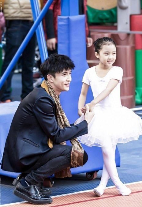 7岁张婉儿撞脸甜馨,不仅和李小璐像母女,还被