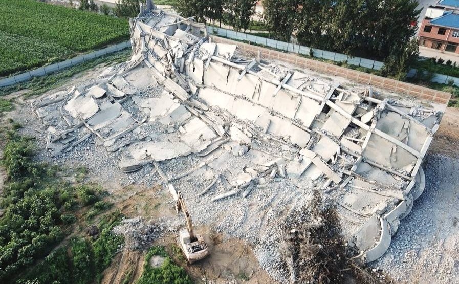 图为正在拆除后的“泰坦尼克号”烂尾楼一片废墟。