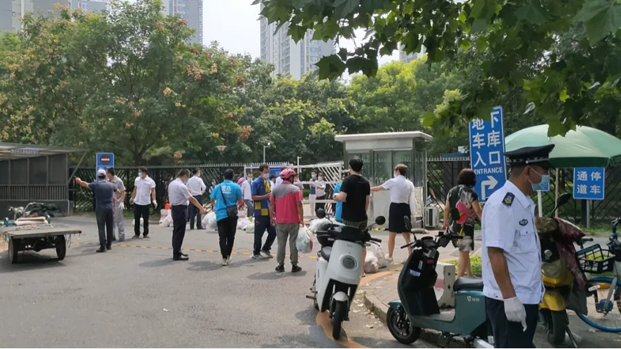 望京国风上观小区因疫情封闭 记者实地探访 望京国风上观小区因疫情封闭 记者实地探访