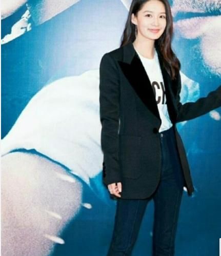 李沁穿上黑色绑带高跟鞋,气场全开,萌妹子化身