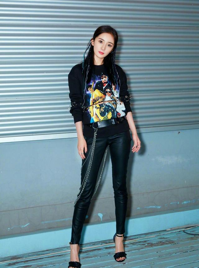 31岁杨幂和20岁关晓彤,同扎脏辫亮相,网友:大1