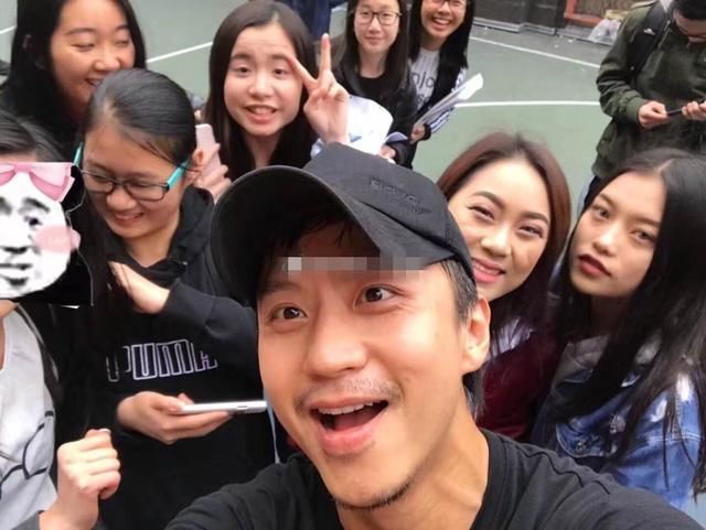 网友在唐人街偶遇邓超打篮球,与网友自拍时尽