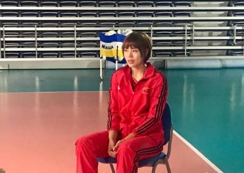 记者采访中国女排,高翘二郎腿,郎导和姑娘们却