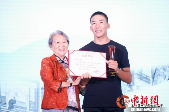 坚持卖瓜攒学费 西瓜男孩激活平凡人的自强