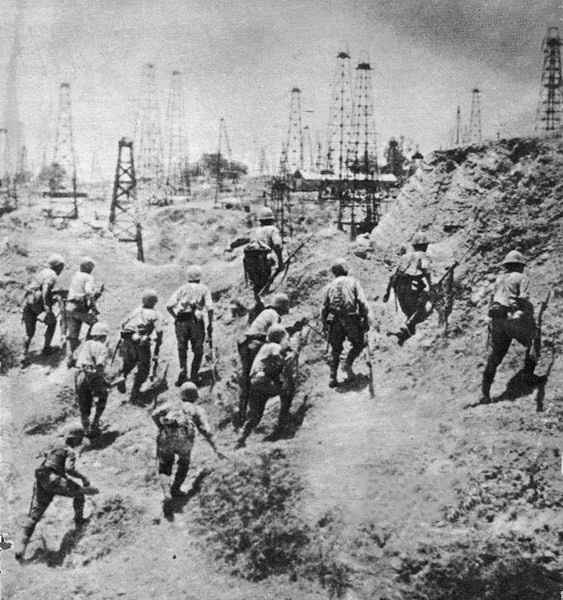 经过日军不顾一切的连续攻击到2月底，英印，英缅军已有10个步兵营遭到重创，8个炮兵连几乎被全歼。现在在缅甸的英印，英缅和英军虽然还有3万人的实力，布设在仰光，曼德勒，仁安羌和萨尔温江等4处，但从士气上已经变成了惊弓之鸟。图为1942年5月31日正在攻击仁安羌的日军，背后是仁安羌地区所树立的油井井架。