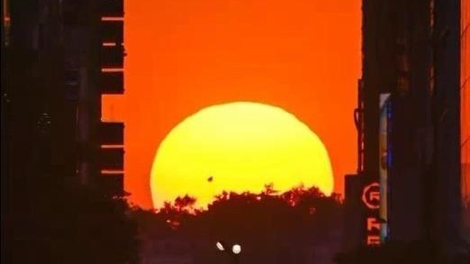 纽约街头再现“曼哈顿悬日”景观 纽约街头再现“曼哈顿悬日”景观