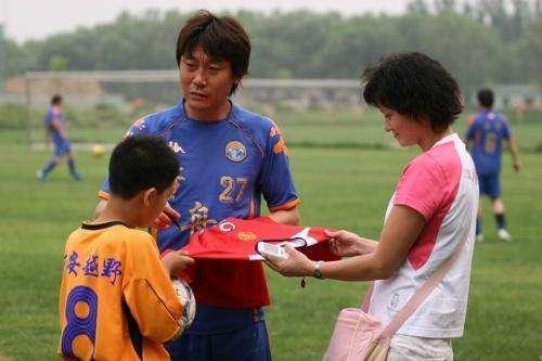 国足名将赛前狂喝68罐啤酒 曾与女明星热恋