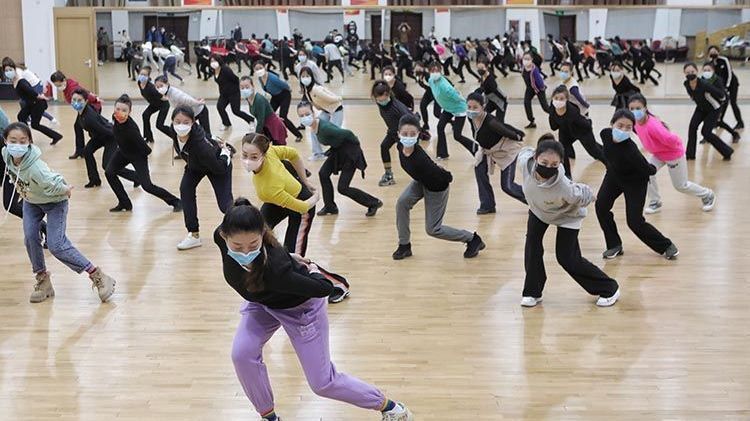 冬奥主题曲《一起向未来》同名广场舞 学会只需俩小时