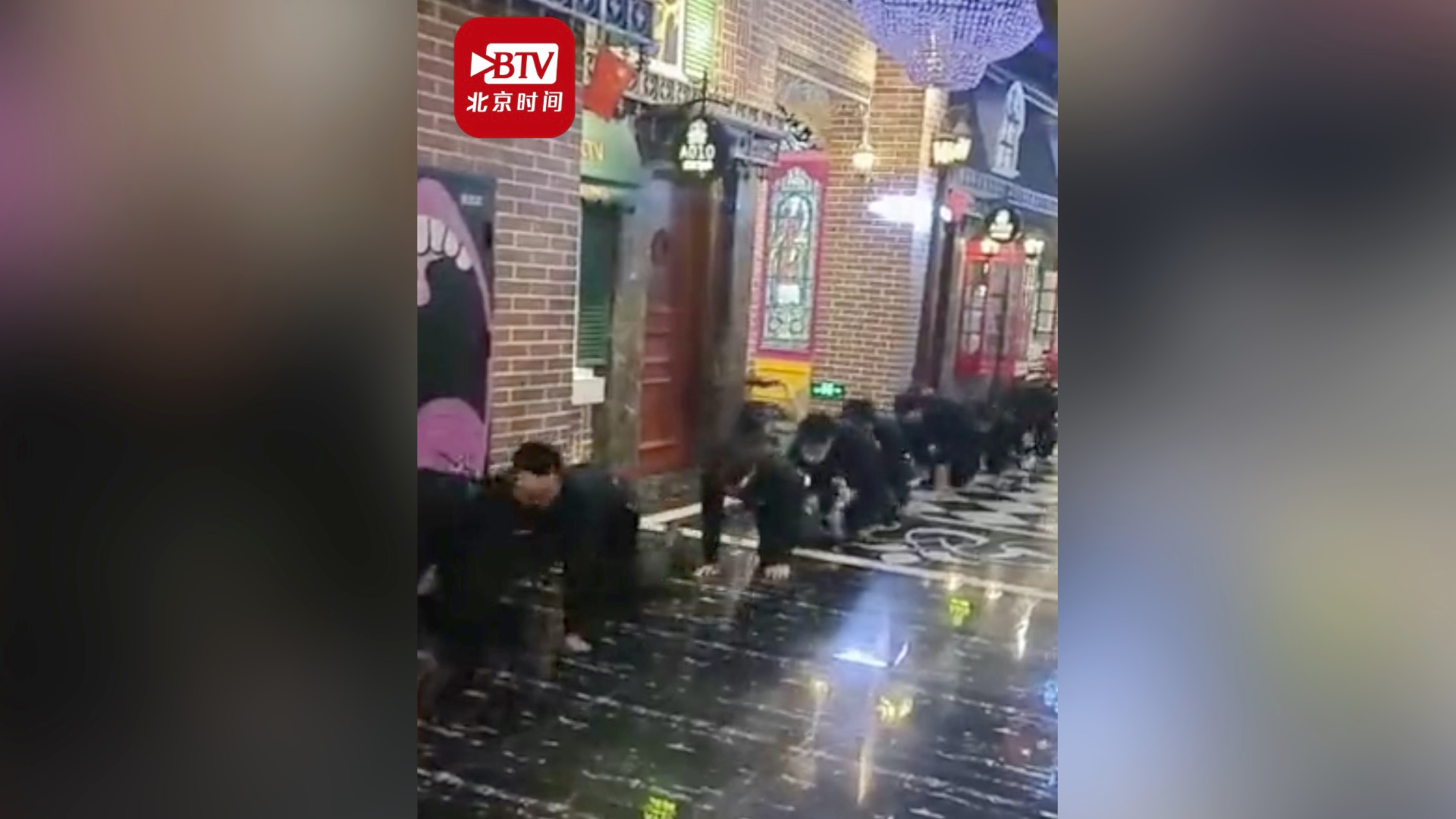 KTV员工没完成业绩被罚跪地爬行:不觉得侮辱人格,店长带头爬! KTV员工没完成业绩被罚跪地爬行:不觉得侮辱人格,店长带头爬!