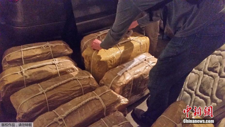 阿根廷安全部长帕特里夏·布里希在新闻发布会上称，这些毒品是在大使馆的一个副楼中发现的。