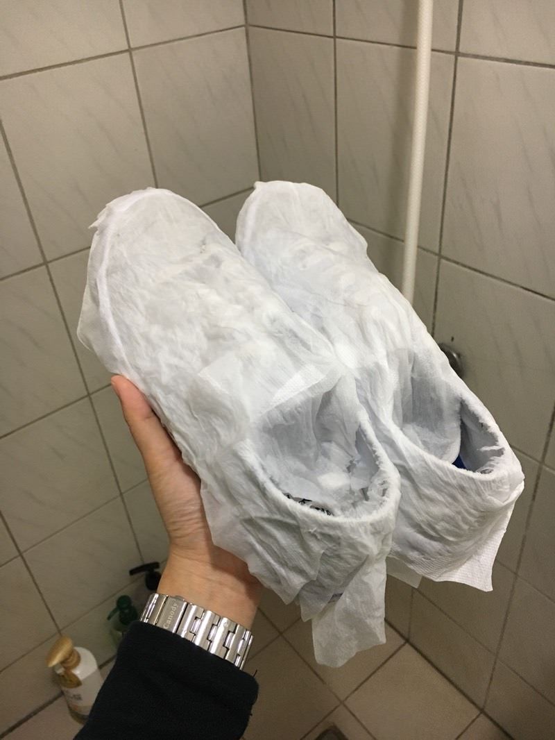 她用牙膏+牙刷让脏掉白鞋干净,秘诀是卫生纸