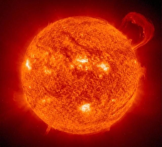 一滴水以接近光速冲向太阳会如何?在撞击之前