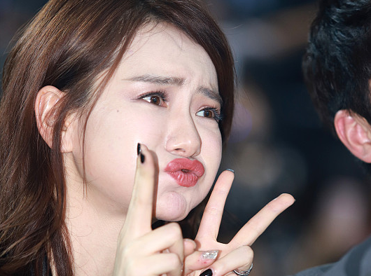 戚薇比V卖萌贡献夸张表情包 与许魏洲握手害羞甜笑苹果肌明显 戚薇比V卖萌贡献夸张表情包 与许魏洲握手害羞甜笑苹果肌明显