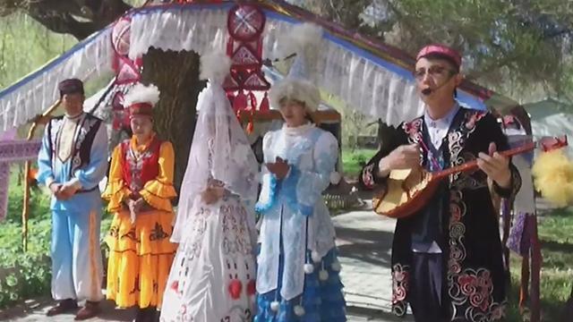 哈萨克族的婚礼习俗 载歌载舞好热闹 哈萨克族的婚礼习俗 载歌载舞好热闹