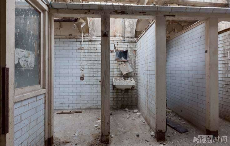 废弃公共厕所变豪宅！ 女主人更是超级漂亮