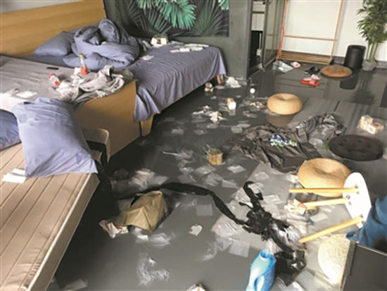 打开一看发现各种杂物扔了一地,马桶里面塞满物品,整个房间凌乱不堪