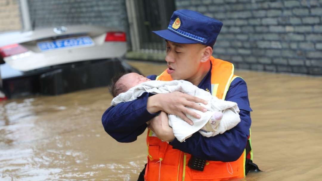 洪水中，他生怕惊醒未满月的婴儿