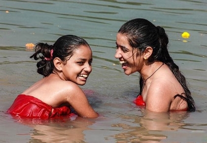 尼泊尔人常年露天洗澡有其自然原因。尼泊尔属亚热带地区，气候受南亚热带季风影响很大。中部山区与河谷气候温和，南部平原则常年炎热，最高气温可达45摄氏度，洗澡降温成为必然。