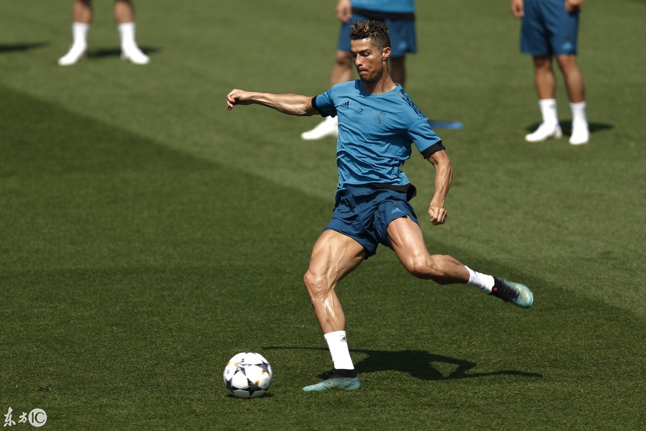 皇马集体备战欧冠决赛,C罗这腿上的肌肉应该让