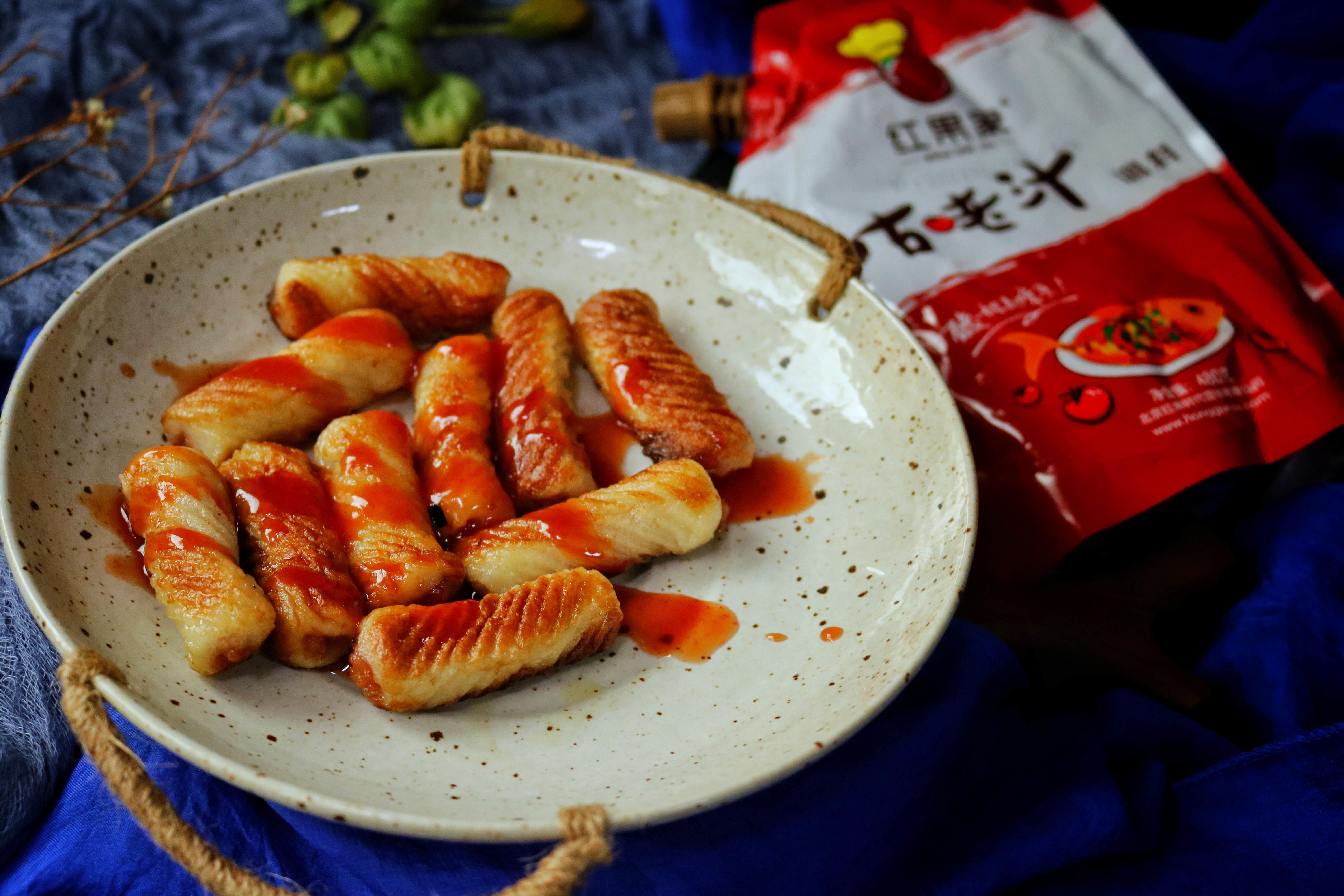 这款用咕咾汁调味的酸甜口味的香煎鱼肉卷,1分钟就搞定了,味道好吃的