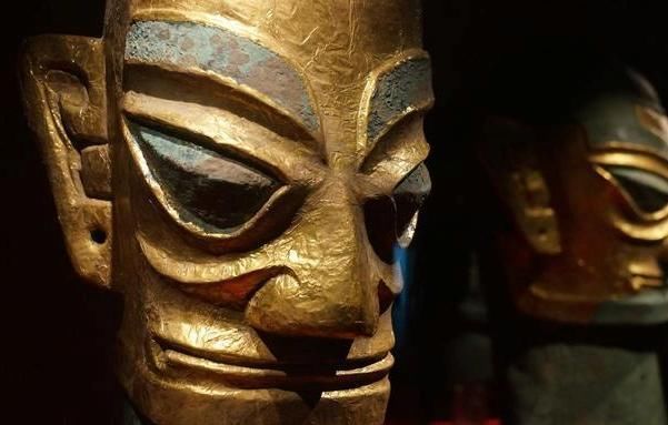 旅游不文明现象频发,一男子竟放肆躺三星堆博