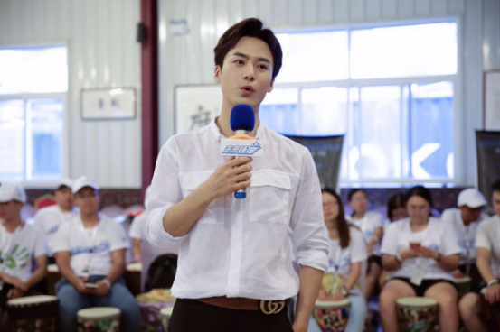 图说:人气演员茅子俊在校园夏令营现场与高校学子们分享自己的校园