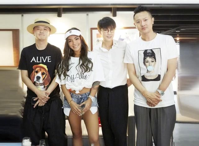 江映蓉整容后回归,白短裤穿成三角裤网友:像