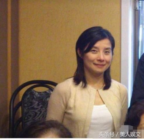 而后男方与一名圈外女友恋爱走入婚姻的殿堂,兜兜转转岳翎与谢祖武因