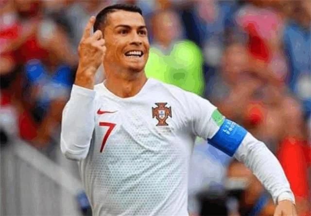 记者采访C罗怎么看中国足球,C罗用14个字精辟