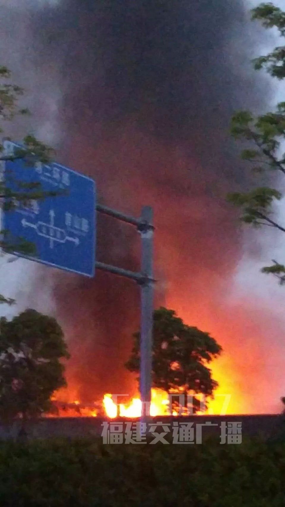 突发!福州一大巴停车场今天清晨起火,火光熊熊