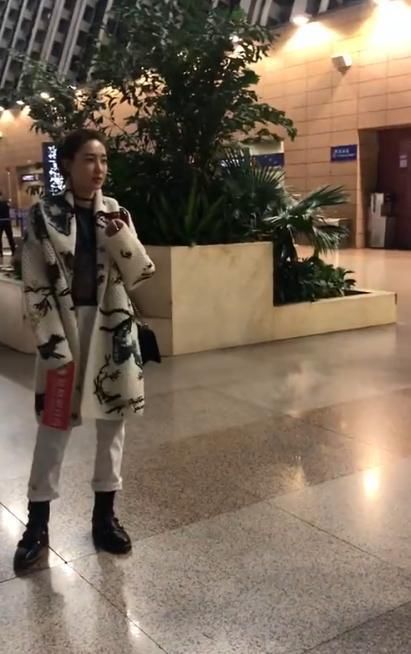 王丽坤现身机场,站着发呆似迷路,无修图照片曝