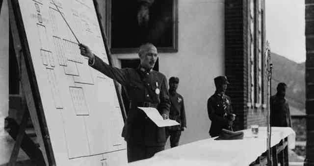 蒋介石学历造假?初中毕业,谎称军校高材生