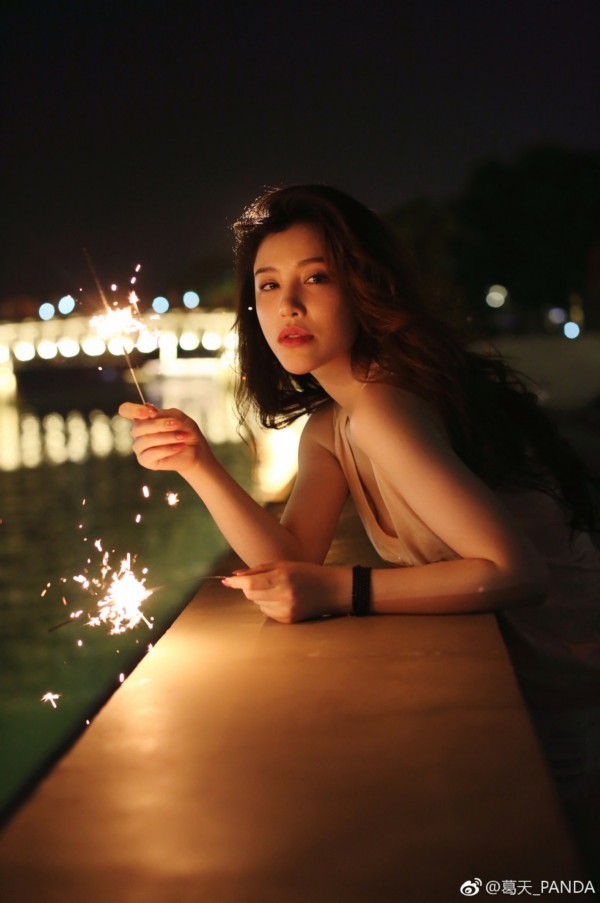 刘翔前妻葛天晒美照 湿发秀低胸妩媚撩人