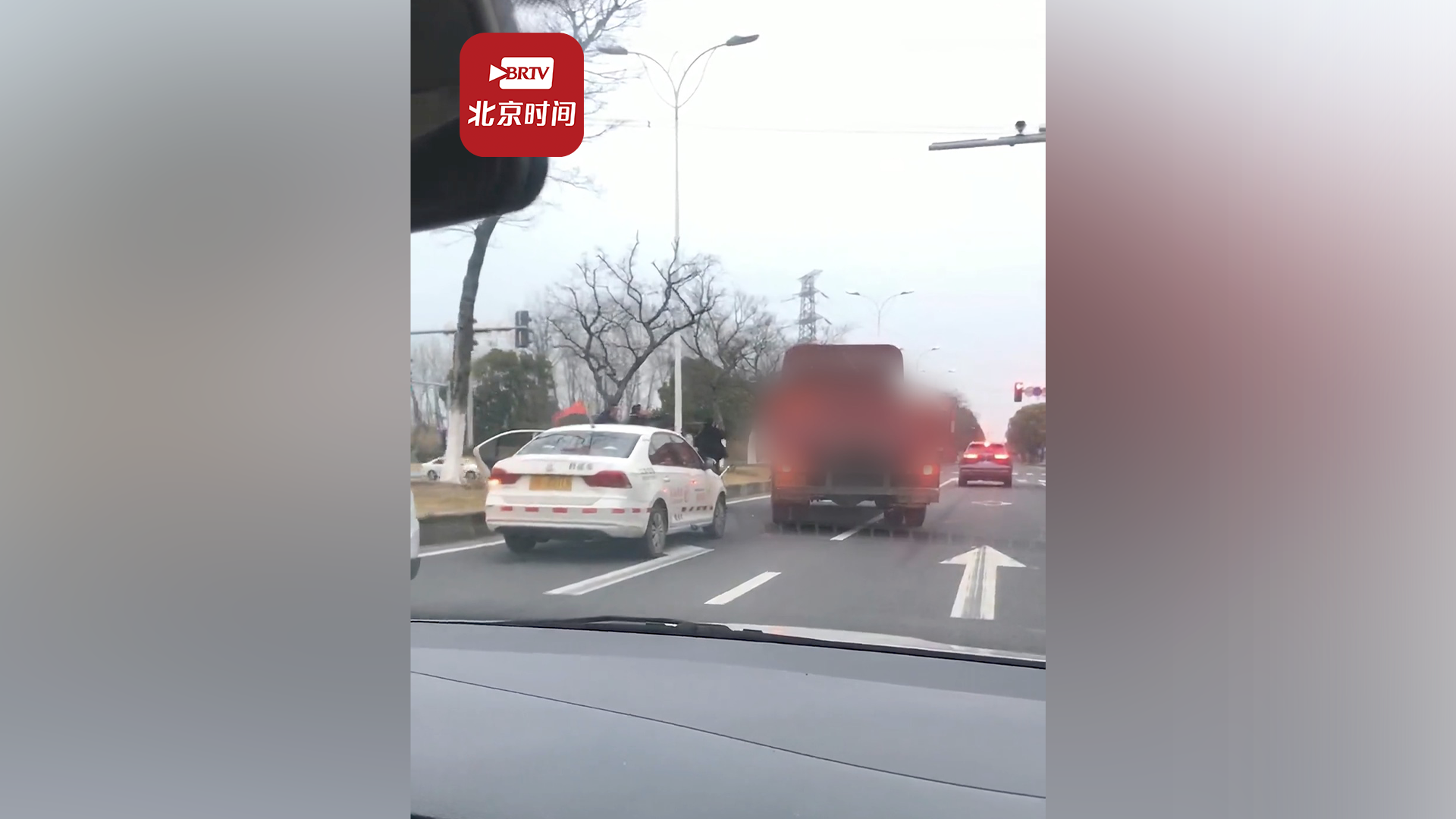 女学员练车遭大货车别停当场发飙 教练：学员受到惊吓，已当场和解