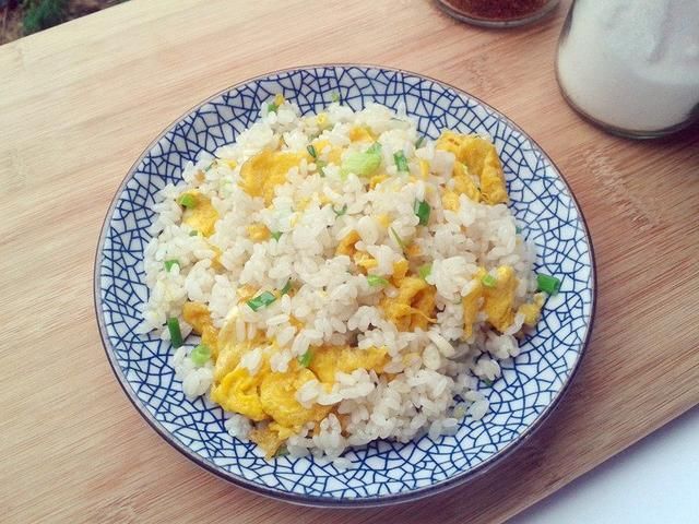 蛋炒饭是先放饭还是先炒鸡蛋,你怎样做?快来看看你做对了没有?