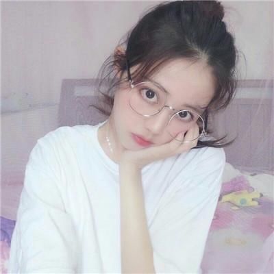 长发戴眼镜女生头像大图 复古圆框眼镜让你气