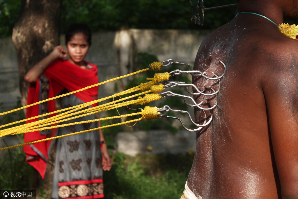 信徒的祭祀仪式：背着巨大的钢制弓形枷锁(负卡瓦第)