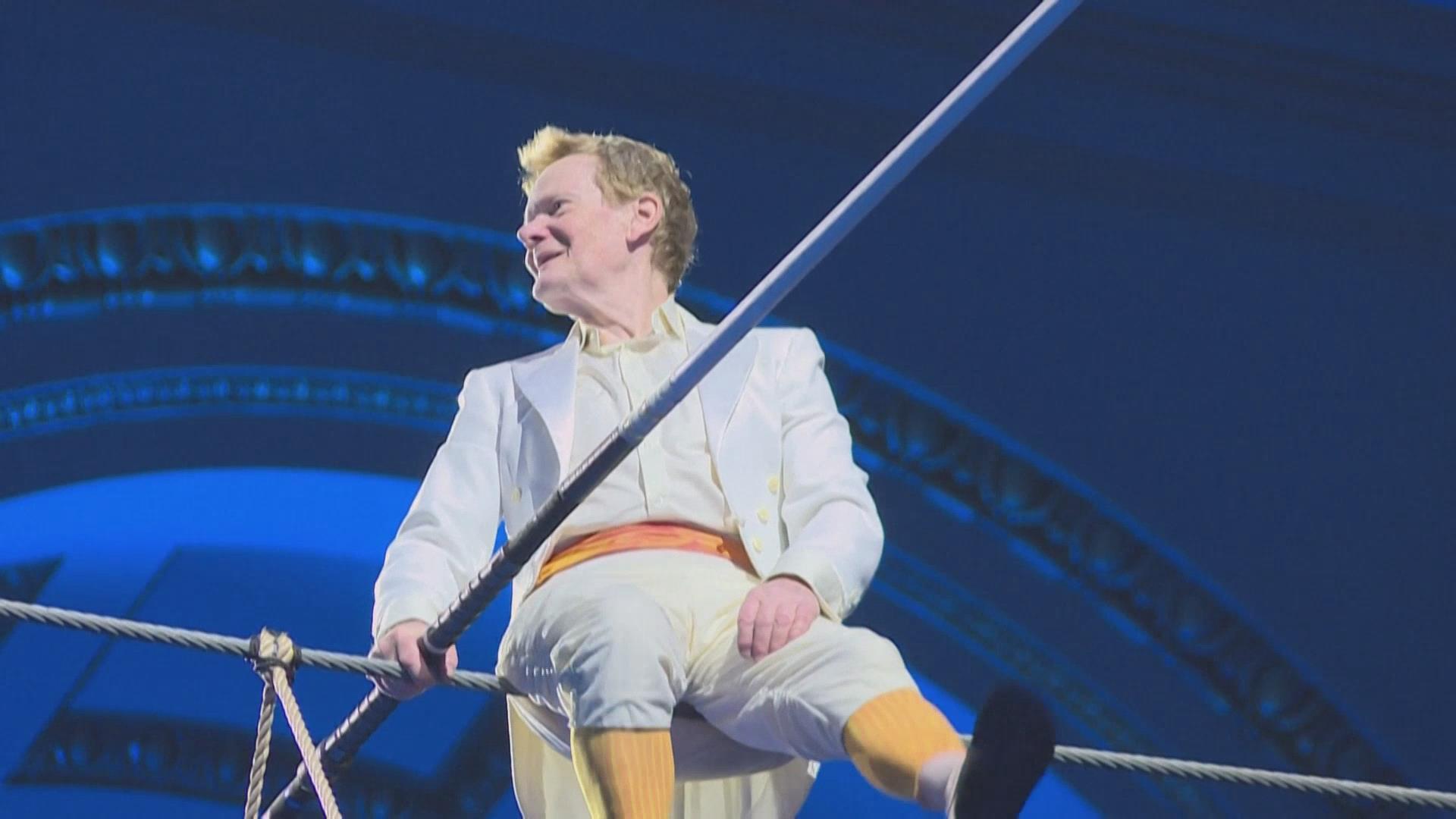 冒险无止境 73岁高空行走艺术家持续挑战自我