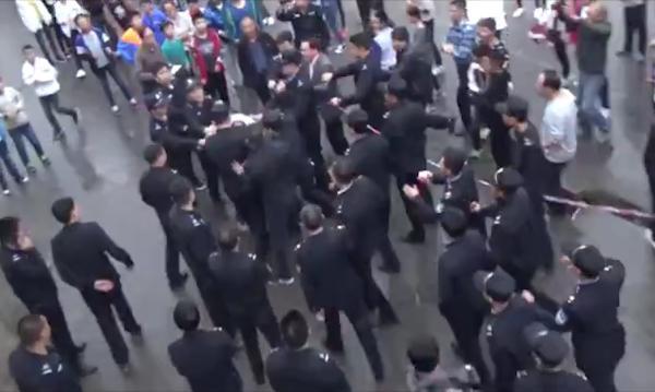 湖南城管查封学校米粉与师生冲突 双方均有人受伤