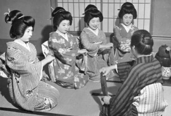 日军军官尸骨未寒,妻子和女儿充当慰安妇,还荣获一称号