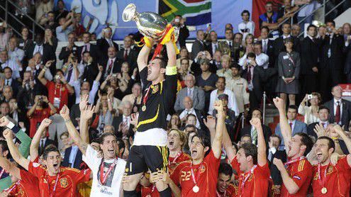 从2008年到2012年,实现大赛三连冠的西班牙足