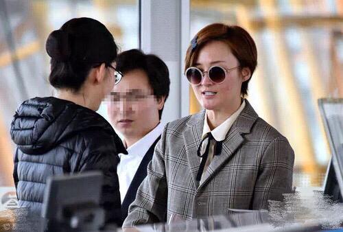 蒋勤勤过敏严重脸部浮肿现身机场,自拍角度蜜