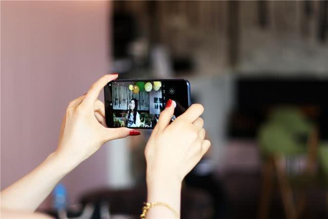 价格2699元的小米8究竟怎么样?看完首批用户