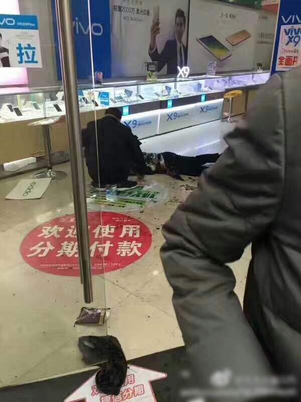 因感情纠葛 女子被男子泼汽油点燃