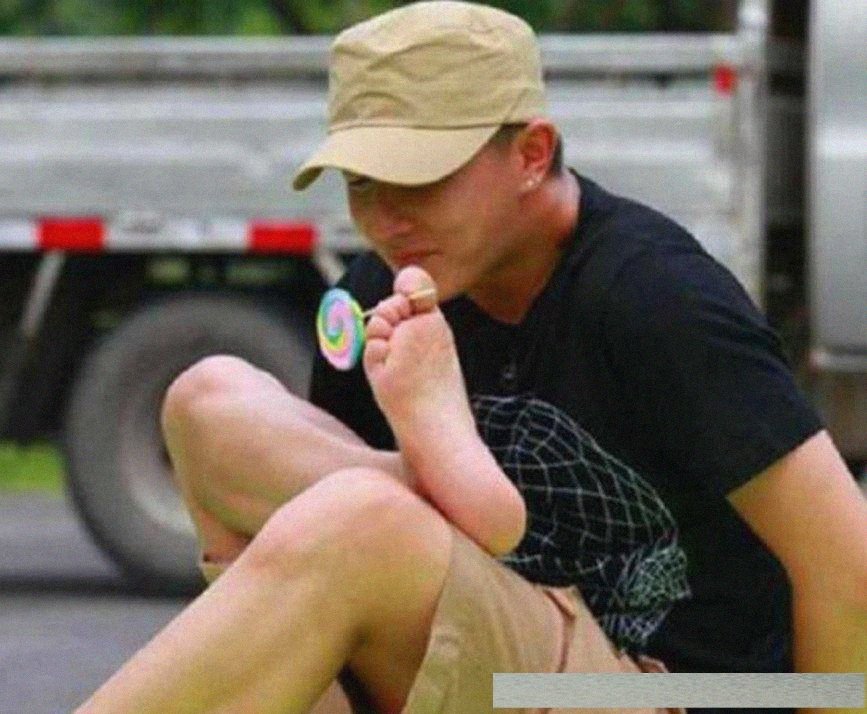 明星吃棒棒糖:赵丽颖可爱,热巴很文艺,韩庚用脚