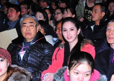 林建民和何傲儿曾多次一起出席活动,网友:真是够奇葩的!