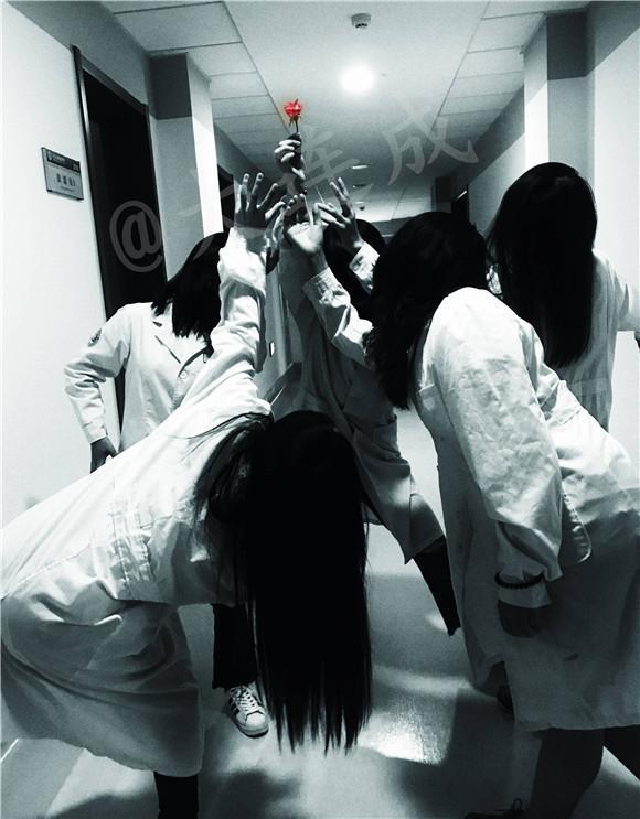 最恐怖毕业照!大连大学医学女生解剖楼内拍惊